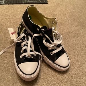 NWT Converse Women's Low top BRAND NEW